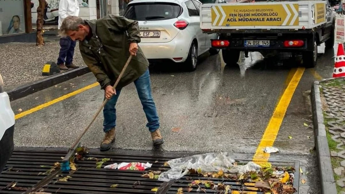 Kuşadası Belediyesi sağanağa karşı sahada