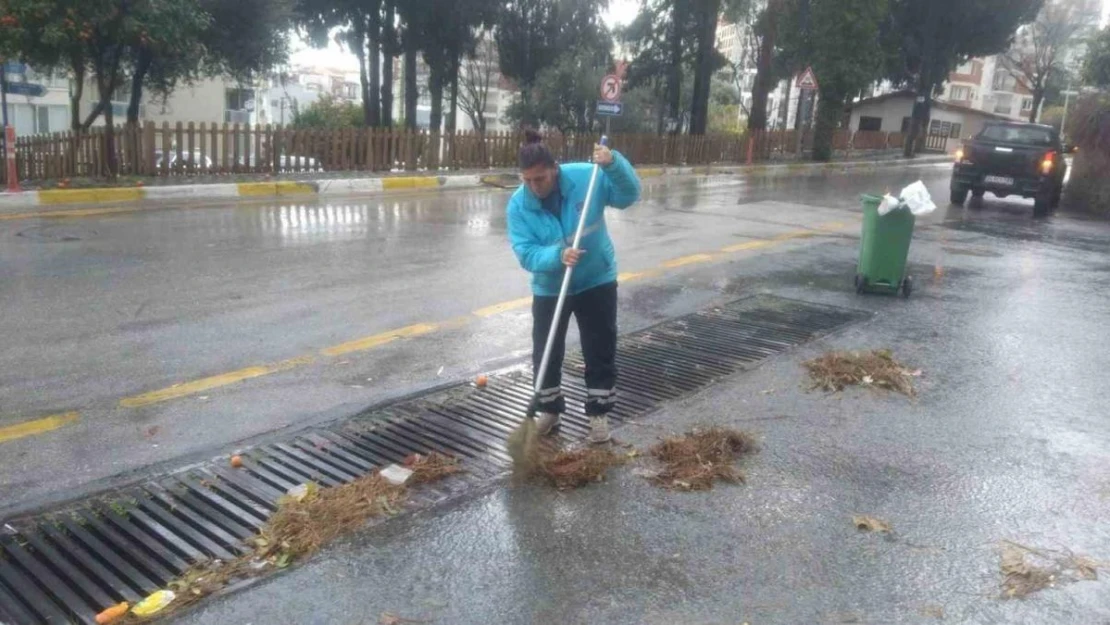 Kuşadası Belediyesi tüm ekipleriyle sahada