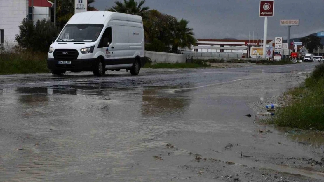 Kuşadası'nda her yağışta aynı manzara, Karayolları sorumluluğundaki yollar dakikalar içinde göle döndü