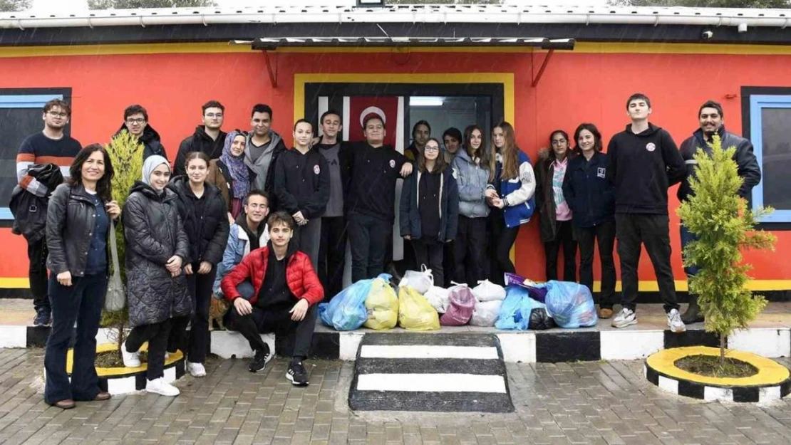 Kuşadası'nda öğrenciler can dostları besledi