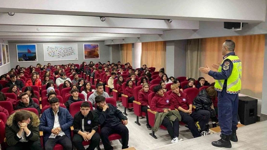 Kuşadası'ndaki öğrencilere trafik eğitimi