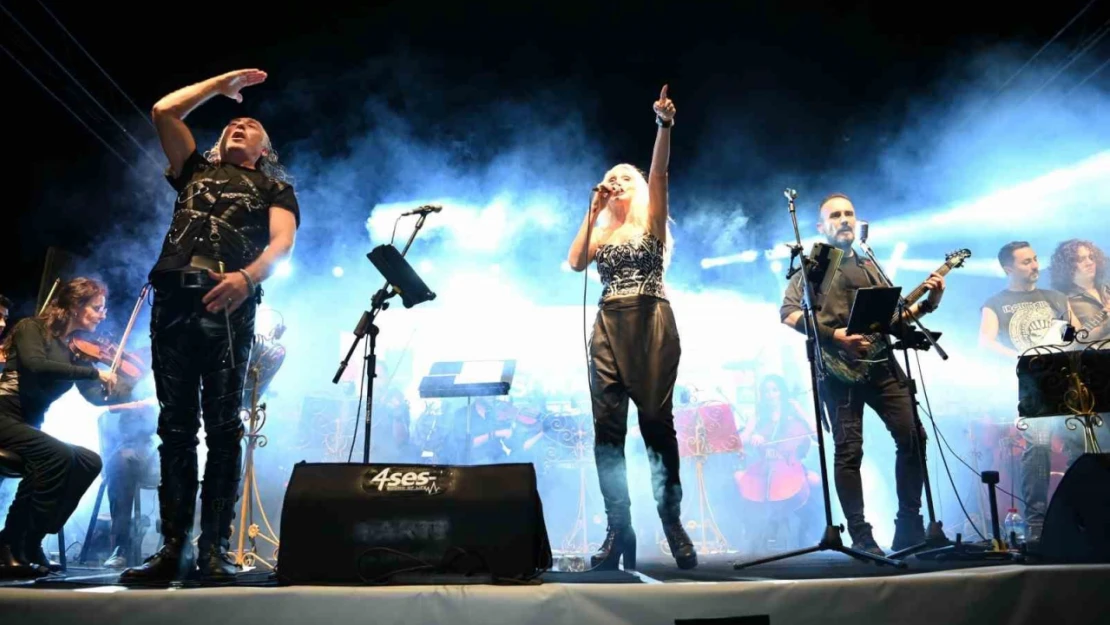 Kuşadası Sokak Festivali düzenlenen konserler ile şenlendi