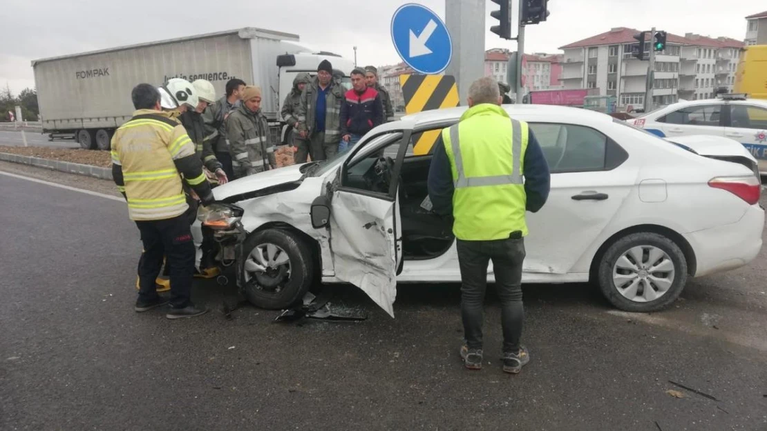 Kütahya'da 2 otomobil 'Akıllı kavşak'ta çarpıştı: 4 yaralı