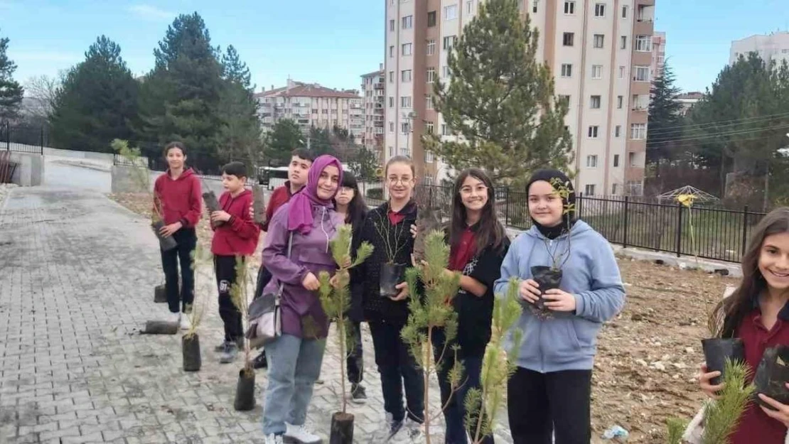 Kütahya'da Atakent İlk ve Ortaokulu bahçesine fidan dikimi