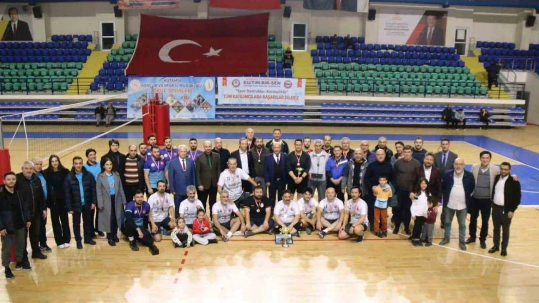 Kütahya'da eğitim çalışanları voleybol turnuvasında şampiyon Şehitler Ortaokulu