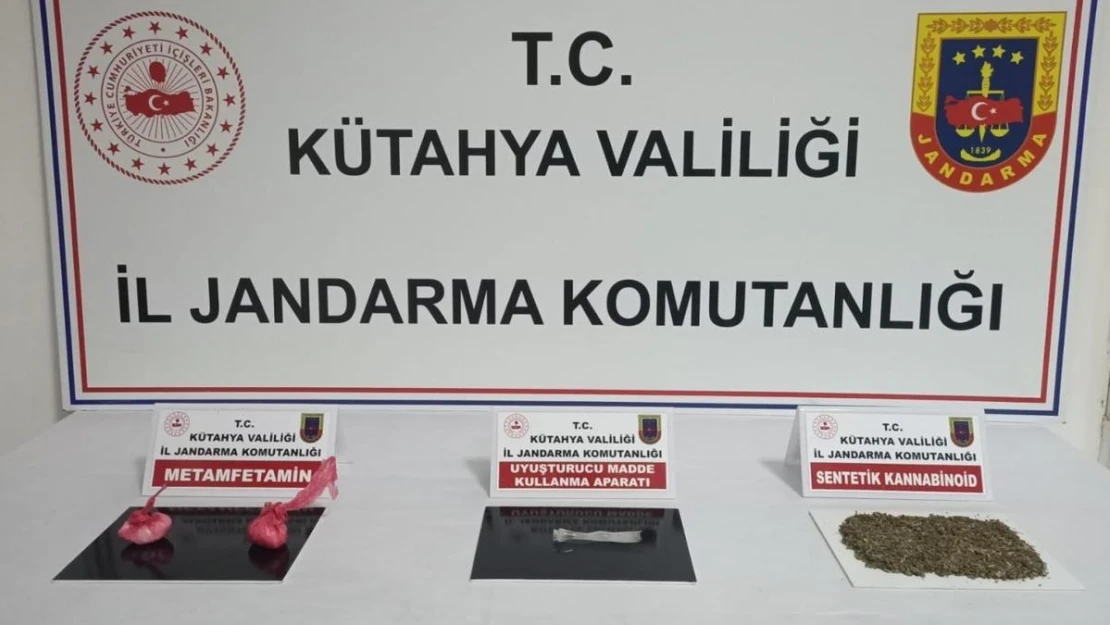 Kütahya'da jandarmanın durdurduğu şüpheli araçta uyuşturucu madde ele geçirildi