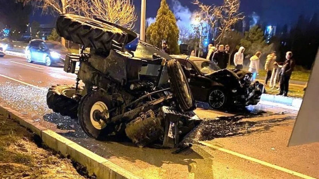 Kütahya'da otomobil ile traktör çarpıştı: 3 yaralı