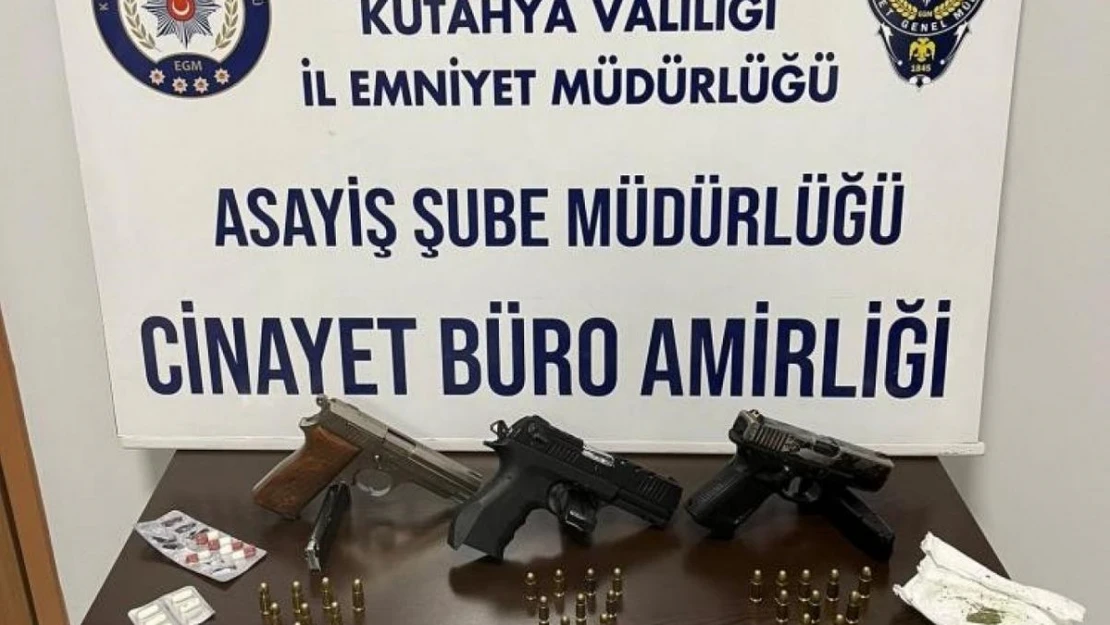 Kütahya'da polisin Bölge Uygulamasında 3 ruhsatsız tabanca ve uyuşturucu ele geçirildi