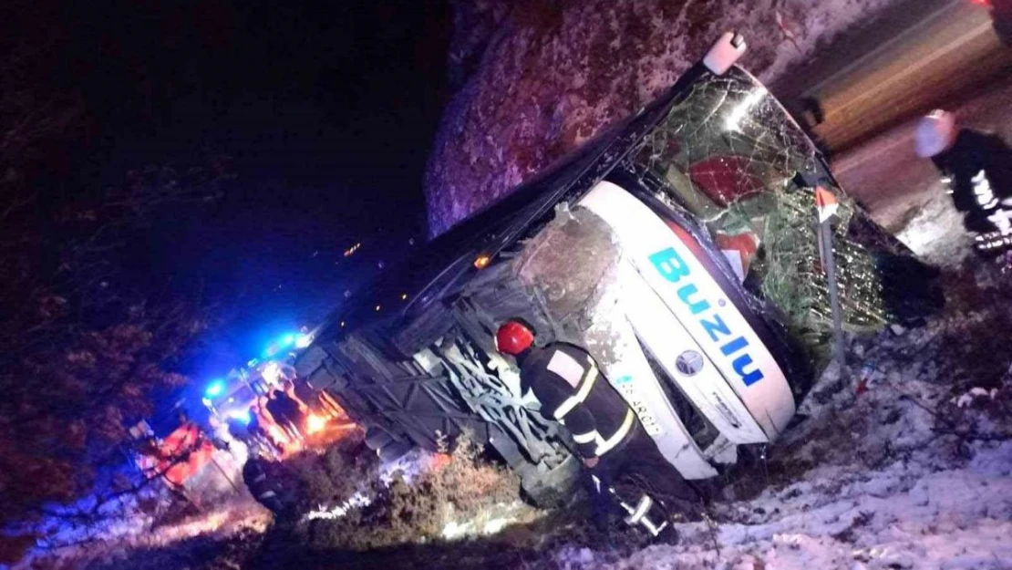 Kütahya'da yolcu otobüsü devrildi: 18 yaralı