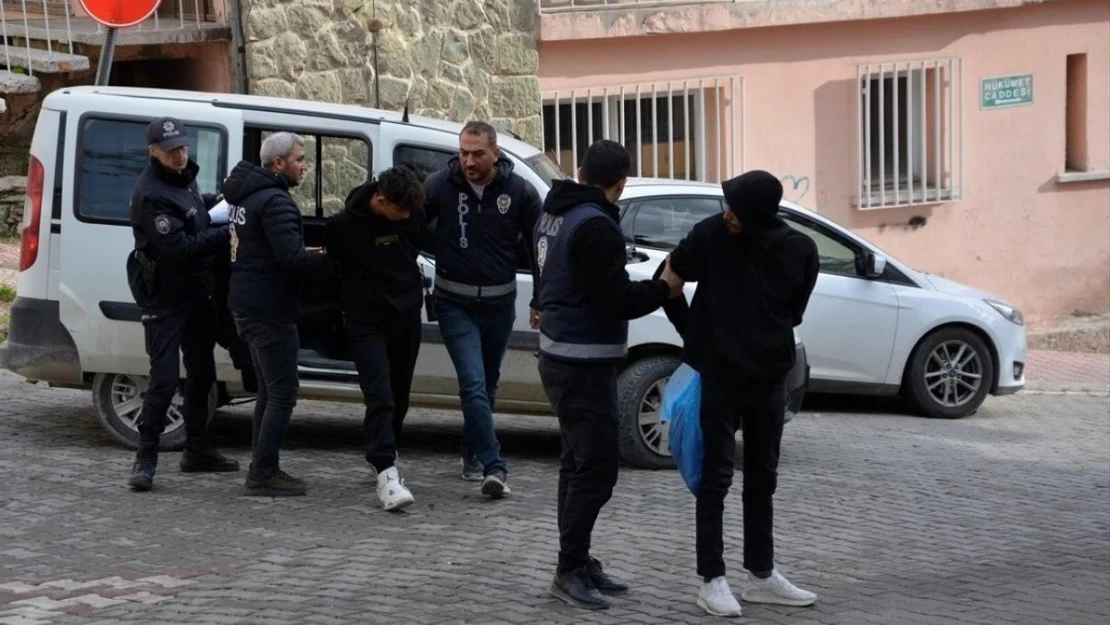 Kuyumcuyu soymak isteyen hırsızlar polisten kaçamadı