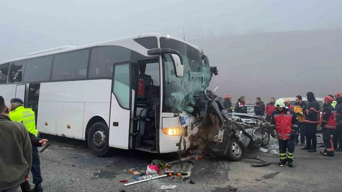 Kuzey Marmara Otoyolu Sakarya geçişinde 3 otobüsün karıştığı zincirleme kazada 10 kişi öldü, 54 kişi yaralandı