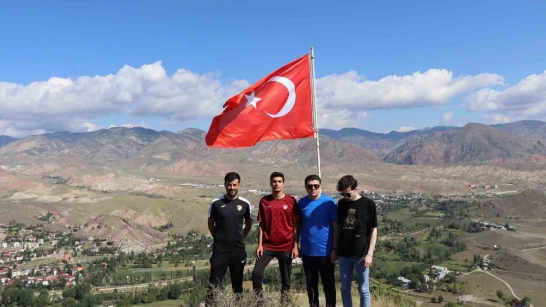 Lale Dağı'nın bayrağını yenilediler