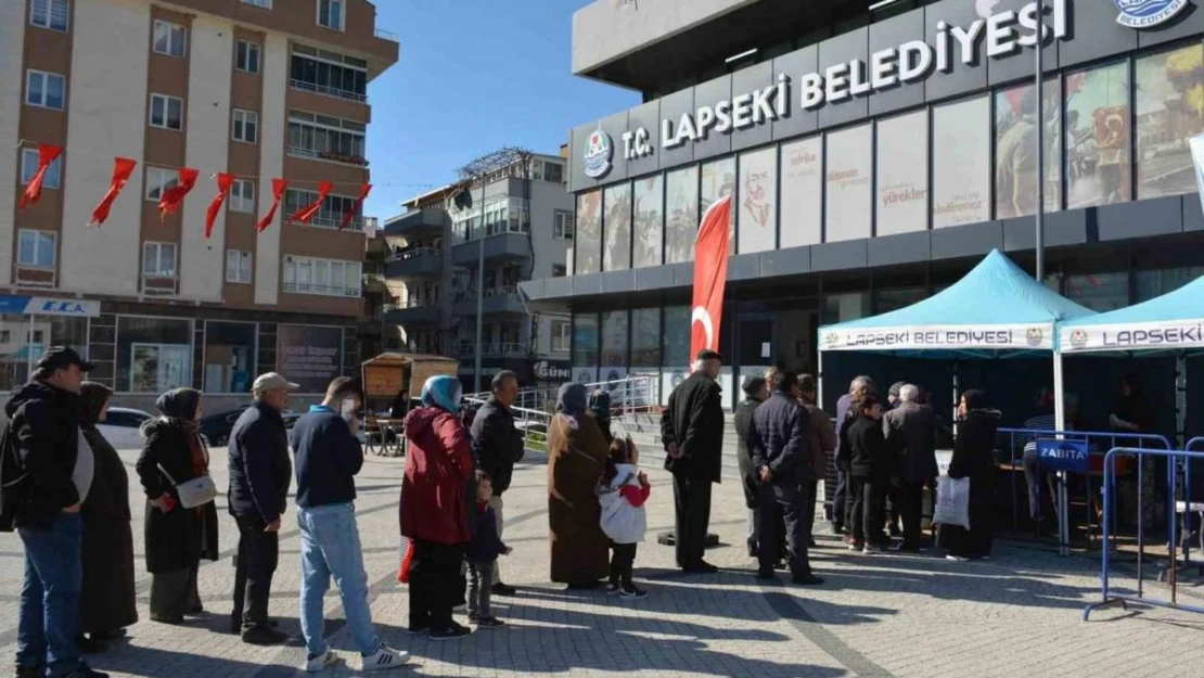 Lapseki Belediyesi Miraç Kandilinde vatandaşlara lokma dağıttı