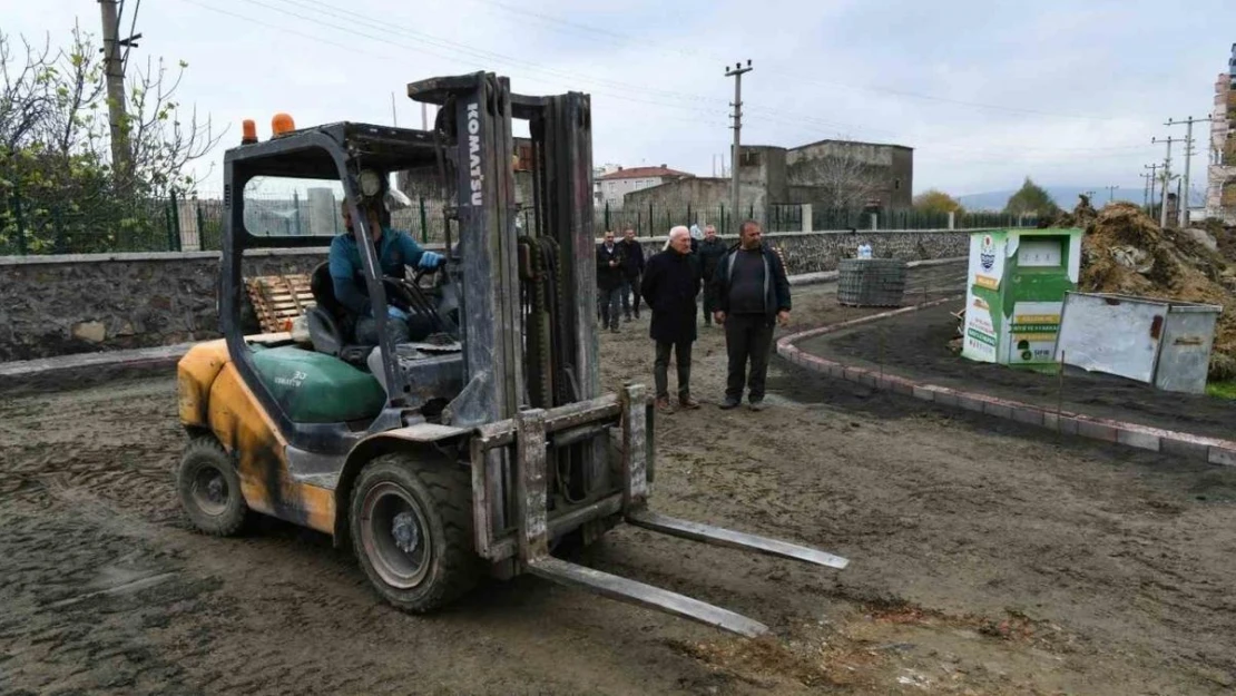 Lapseki'de parke taş döşemesi hızla devam ediyor