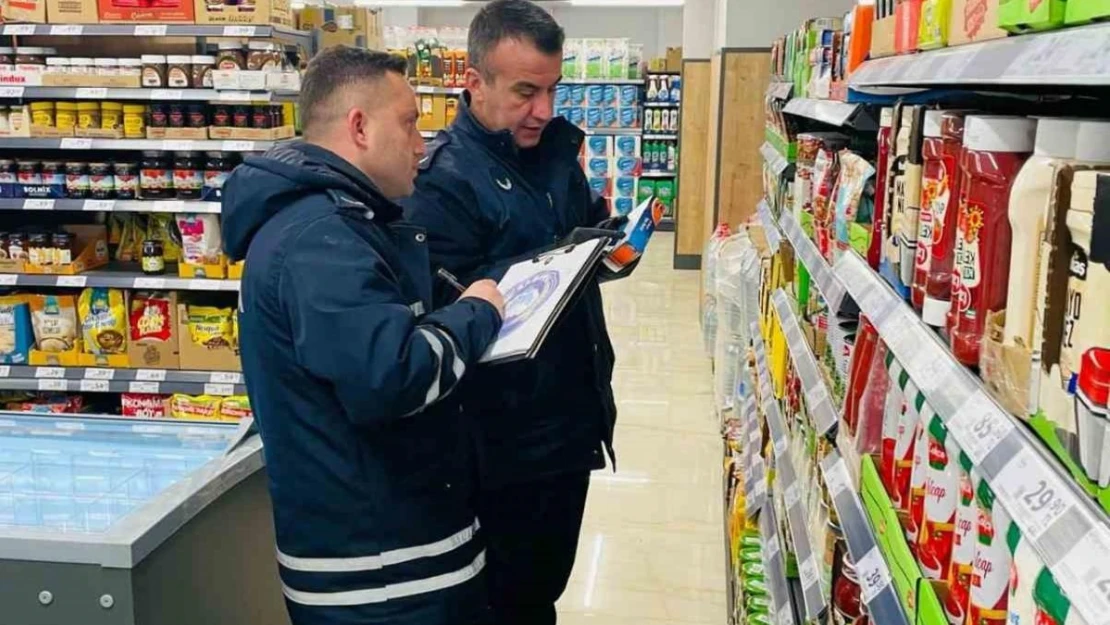 Lapseki'de Zabıta ekipleri, süpermarket ve zincir marketlerde fiyat ve etiket denetimi yaptı