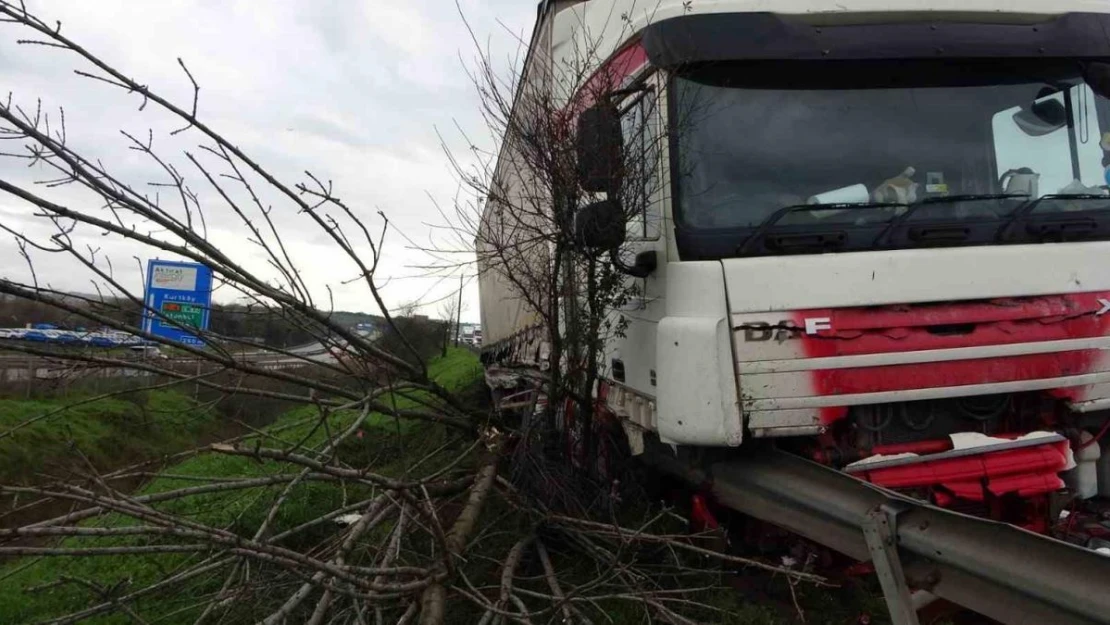 Lastiği patlayan tır emniyet şeridindeki otomobile çarptı