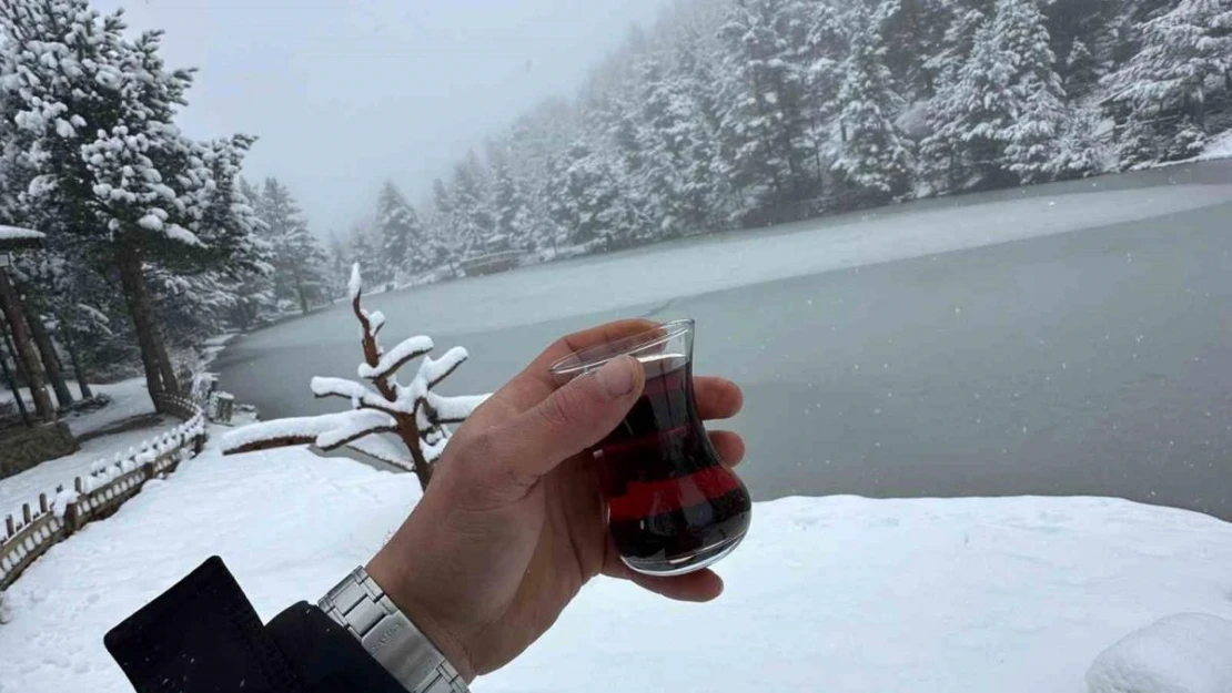 Limni Gölündeki kar manzarası büyüledi