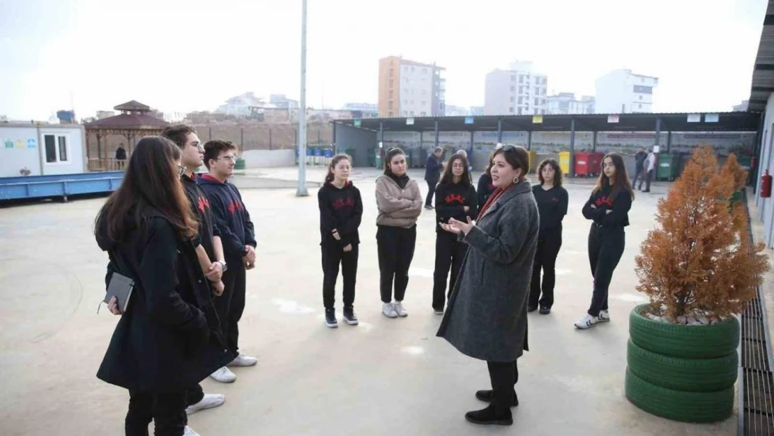 Lise öğrencileri Merkezefendi Atık Getirme Merkezini gezdi