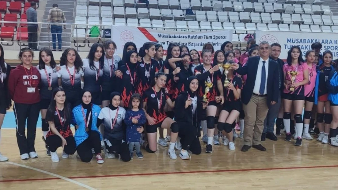 Liselerde voleybol heyecanı