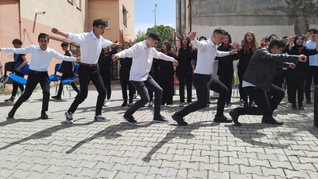 Liseli gençler bahar şenliğinde doyasıya eğlendi