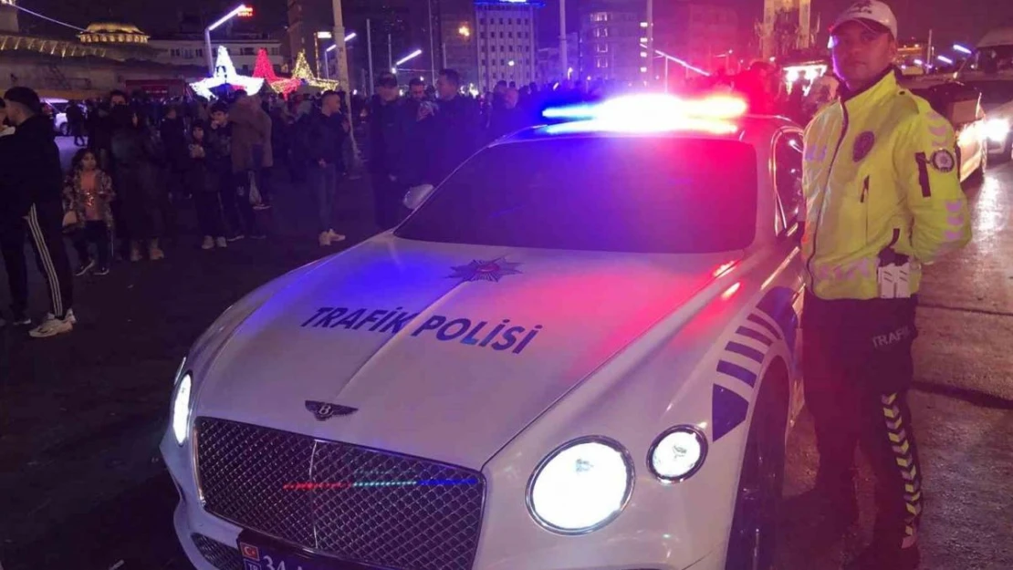 Lüks polis aracı Taksim'de yeni yıl mesaisinde