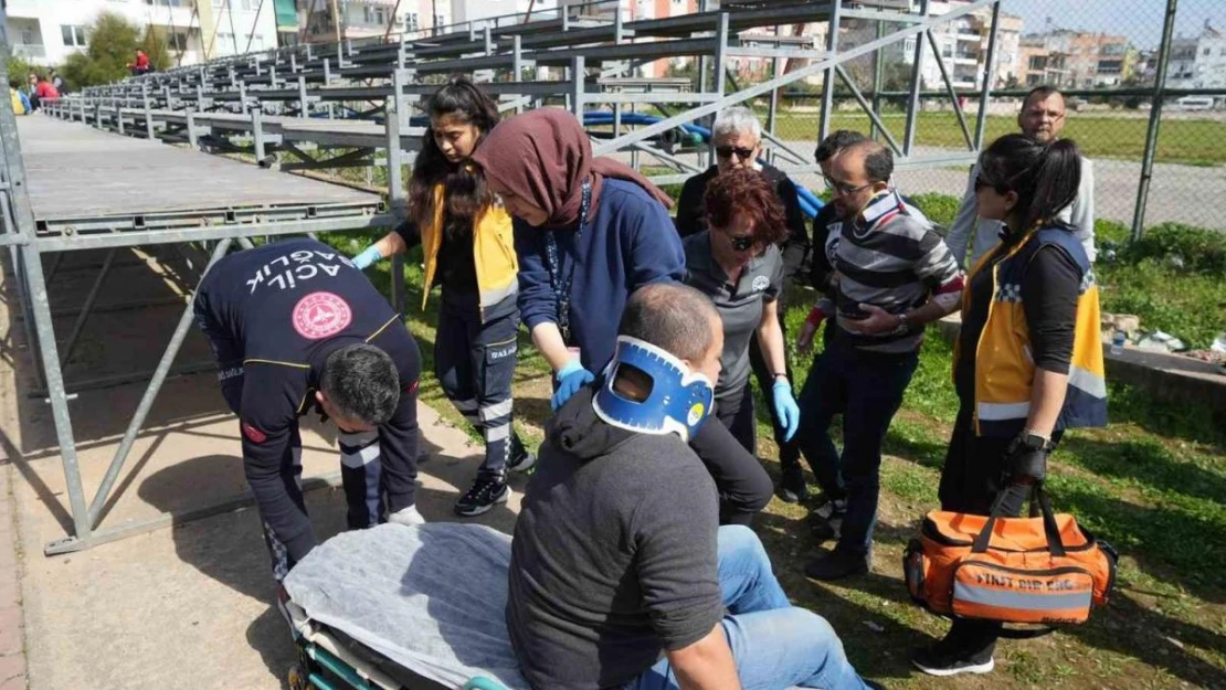 Maç esnasında tribündeki tahta plaka çöktü: 3 seyirci yaralı