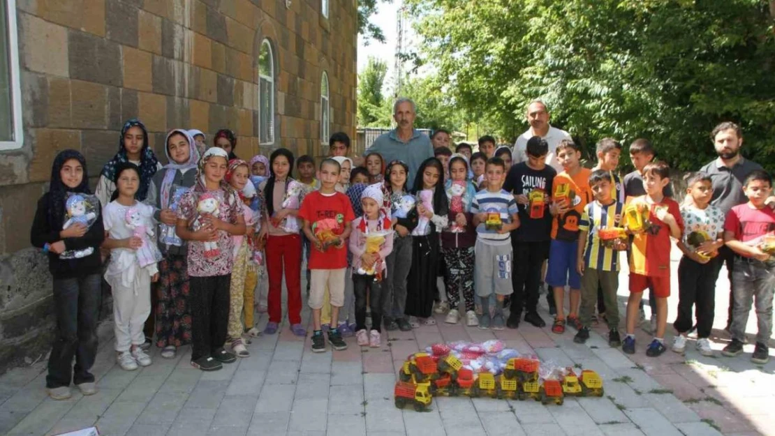 Mahalle muhtarından Kur'an kursu öğrencilerine oyuncak sürprizi