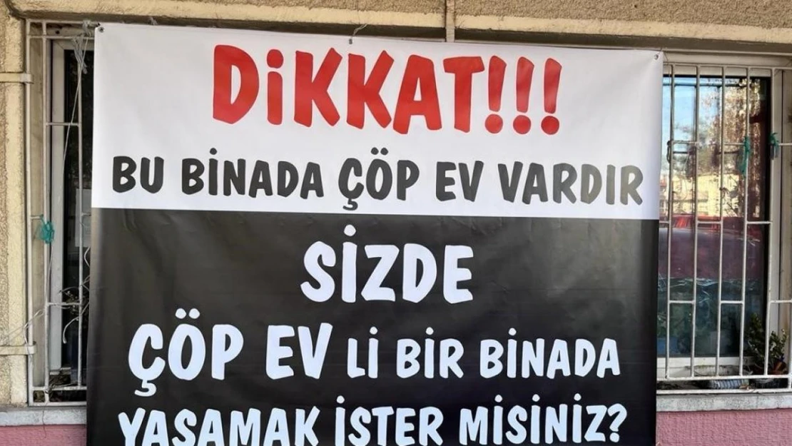 Mahalleliden çöp eve pankartlı tepki