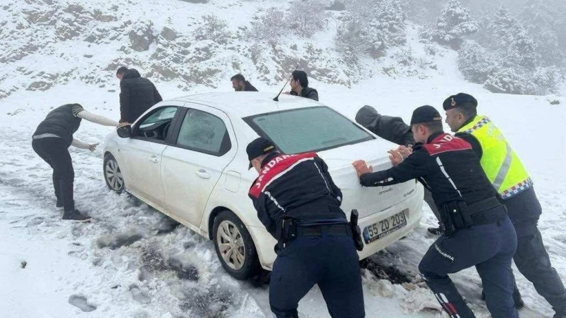 Mahsur kalan öğretmenleri jandarma kurtardı