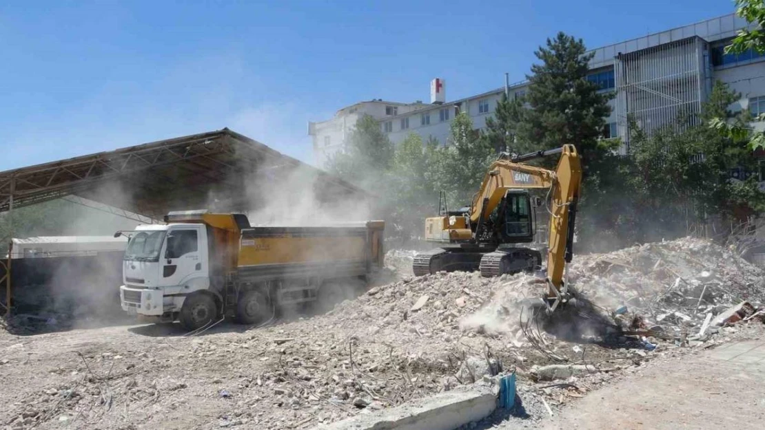 Malatya'da ağır hasarlı binaların yıkımı devam ediyor