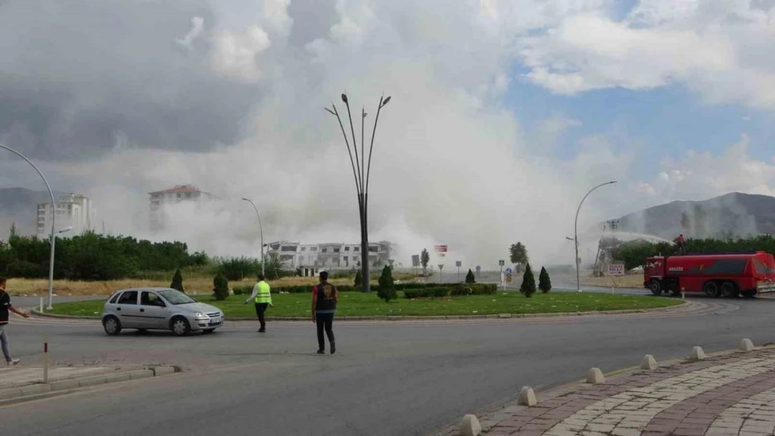 Malatya'da ağır hasarlı binaların yıkımları patlayıcı ile yapılıyor