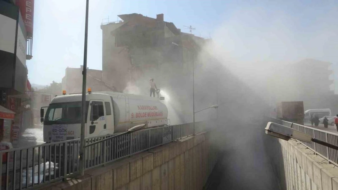 Malatya'da ağır hasarlı binaların yıkımları sürüyor