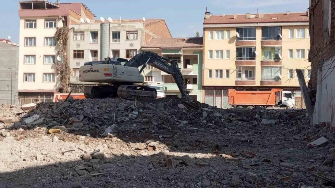 Malatya'da ağır hasarlı binaların yıkımı sürüyor