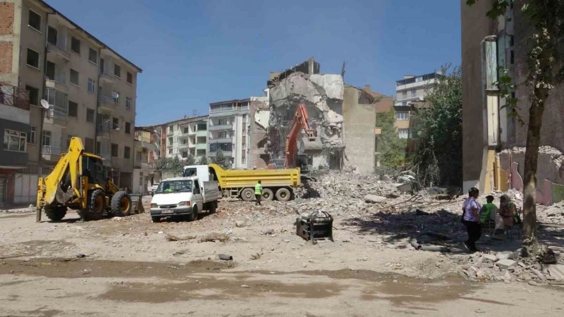 Ağır hasarlı binanın yıkımında göçük meydana geldi