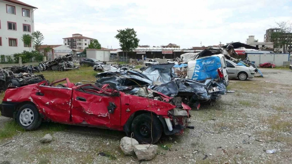 Malatya'da depremde 200 milyon TL değerindeki 245 araç hurdaya döndü