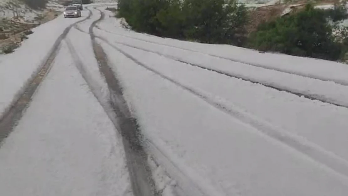 Malatya'da öyle bir dolu yağdı ki... Araçlar yolda kaldı