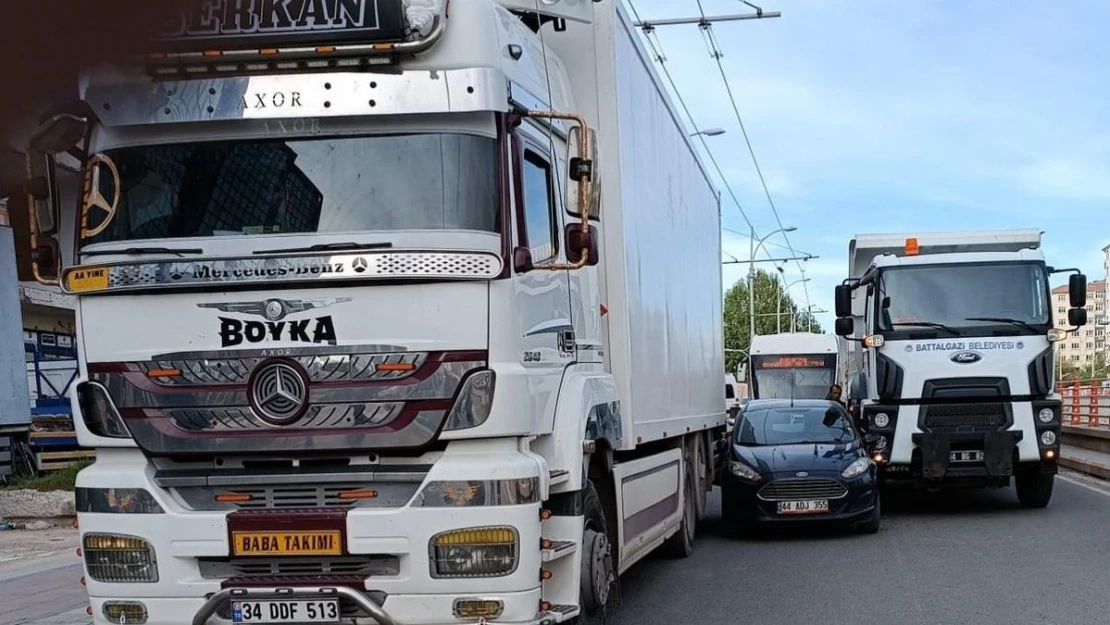 Malatya'da ilginç kaza: Seyir halindeki iki aracın arasına sıkışan otomobil trafiği felç etti