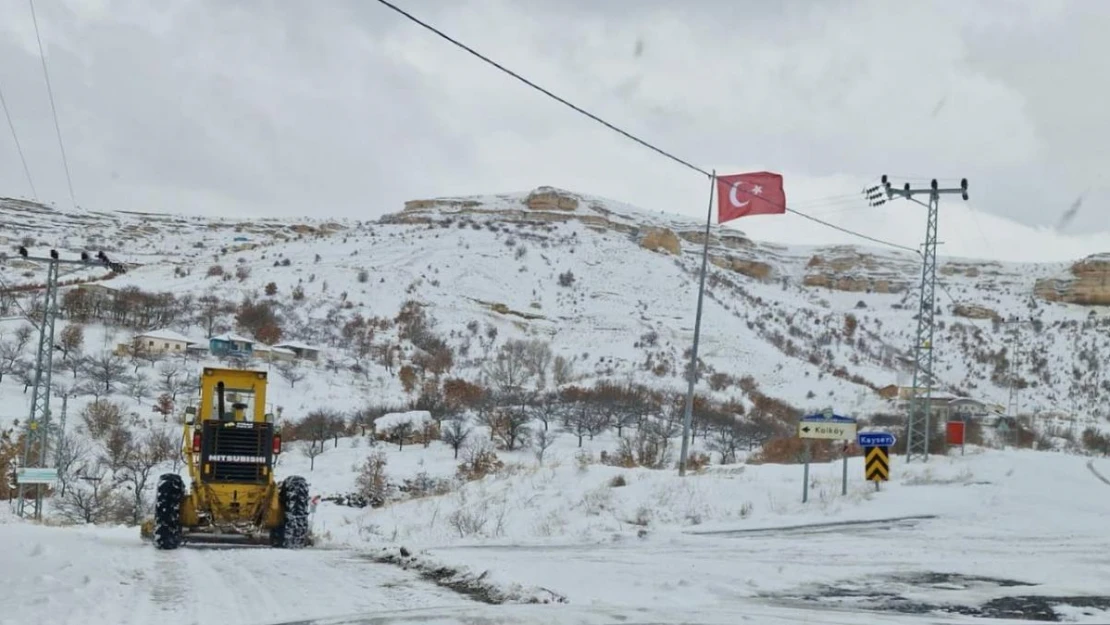 Malatya'da kar yağışı nedeniyle 129 köy yolu ulaşıma kapandı