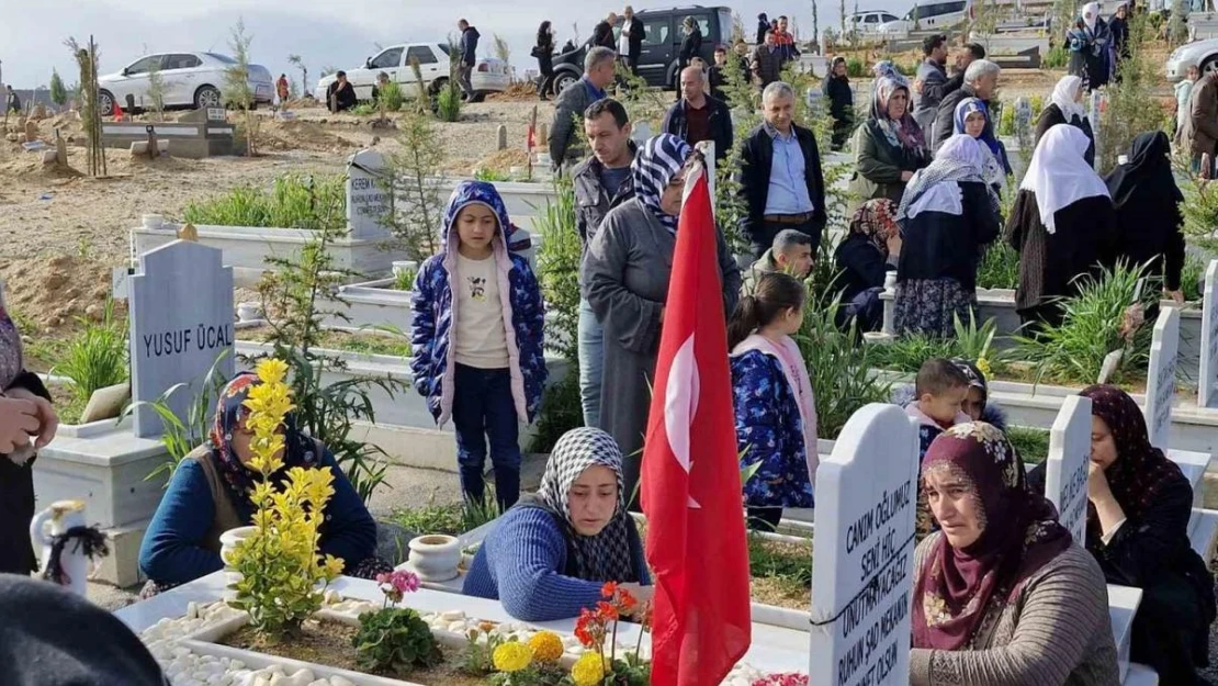 Malatya'da mezarlıkta hüzünlü bayram