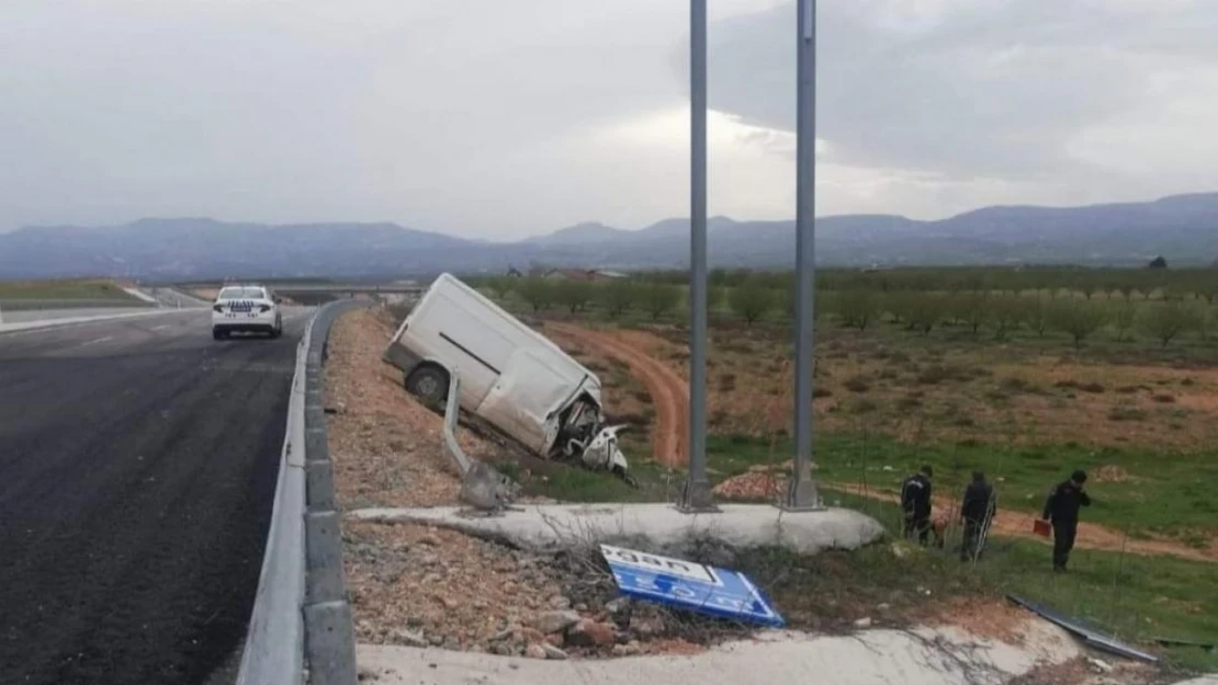 Malatya'da feci kaza... Minibüs şarampole uçtu