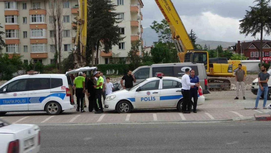 Malatya'da otomobil yayalara çarptı: 2 yaralı