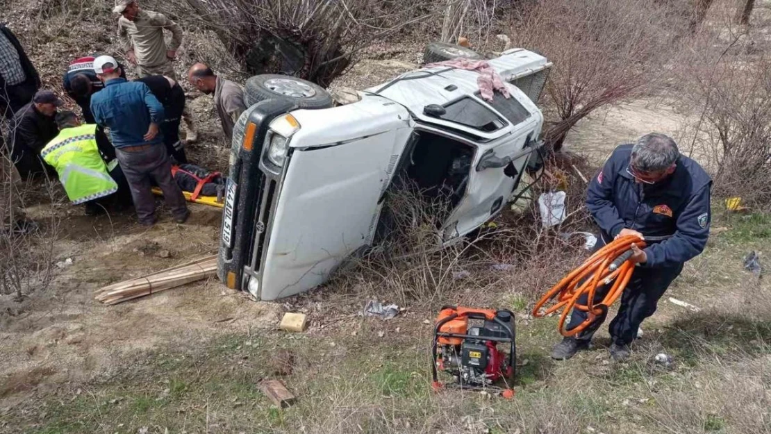 Malatya'da pikap şarampole devrildi: 2 yaralı