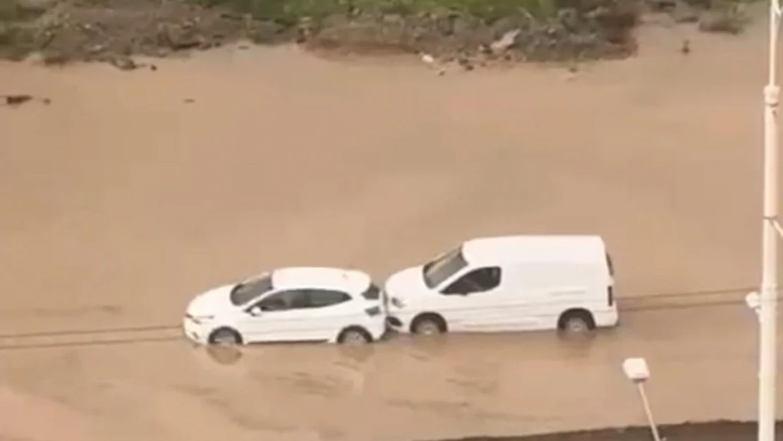 Malatya'da sağanak etkili oldu yollar göle döndü