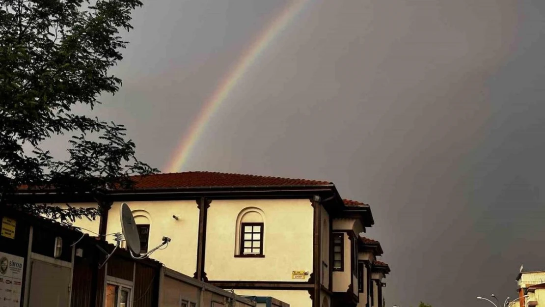 Malatya'da yağmur sonrası çıkan gökkuşağı görenleri mest etti