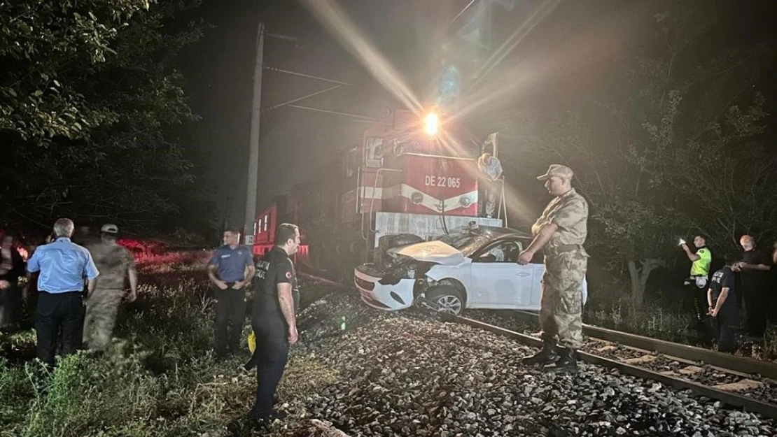 Malatya'da yolcu treni otomobili biçti