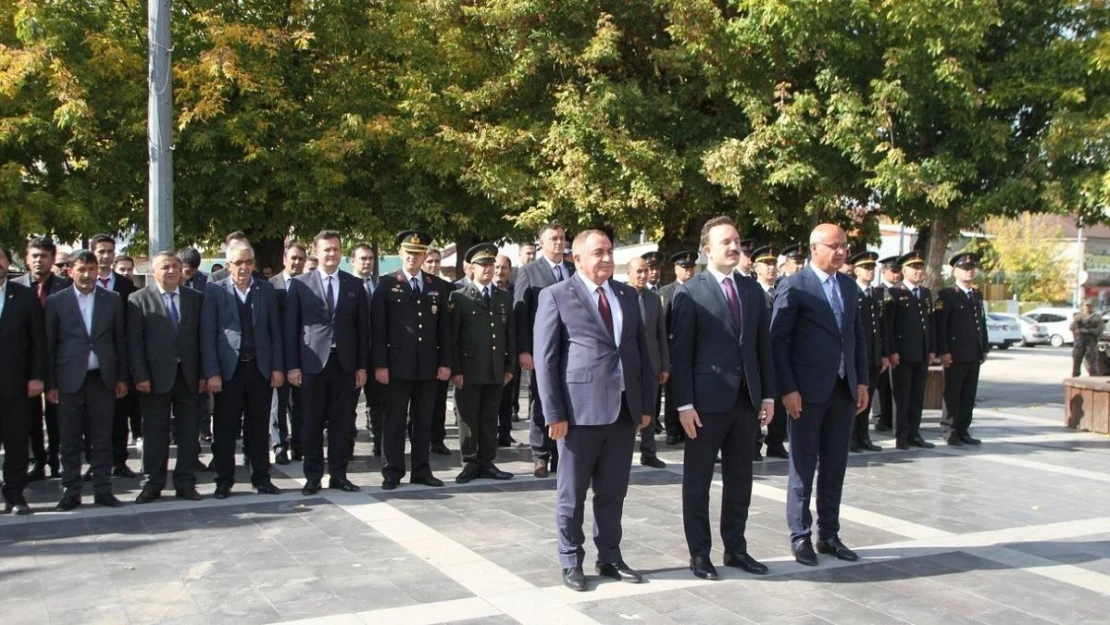 Malazgirt'te 29 Ekim Cumhuriyet bayramı çelenk koyma töreni yapıldı