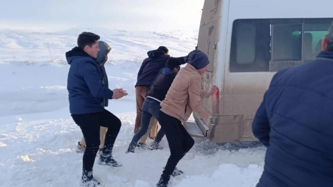 Malazgirt'te tipiden dolayı araçlar yolda kaldı