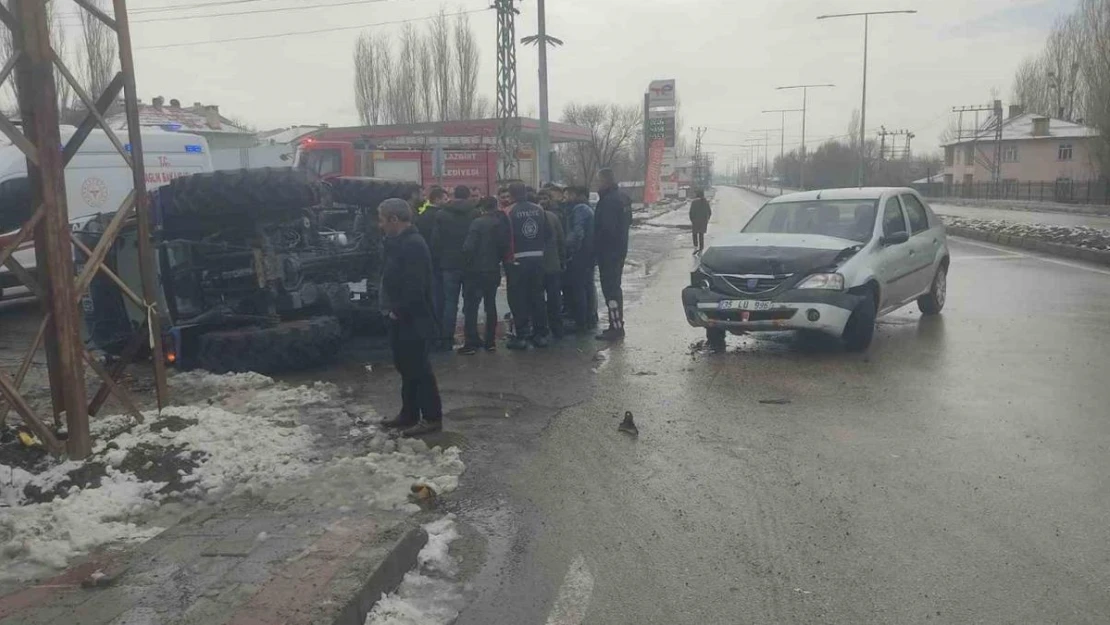 Malazgirt'te traktör ile otomobil çarpıştı