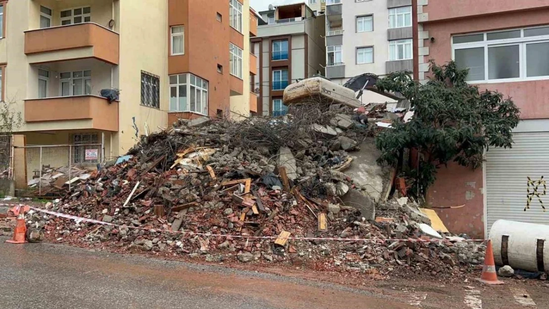 Maltepe'de bina yıkım esnasında caddeye çöktü