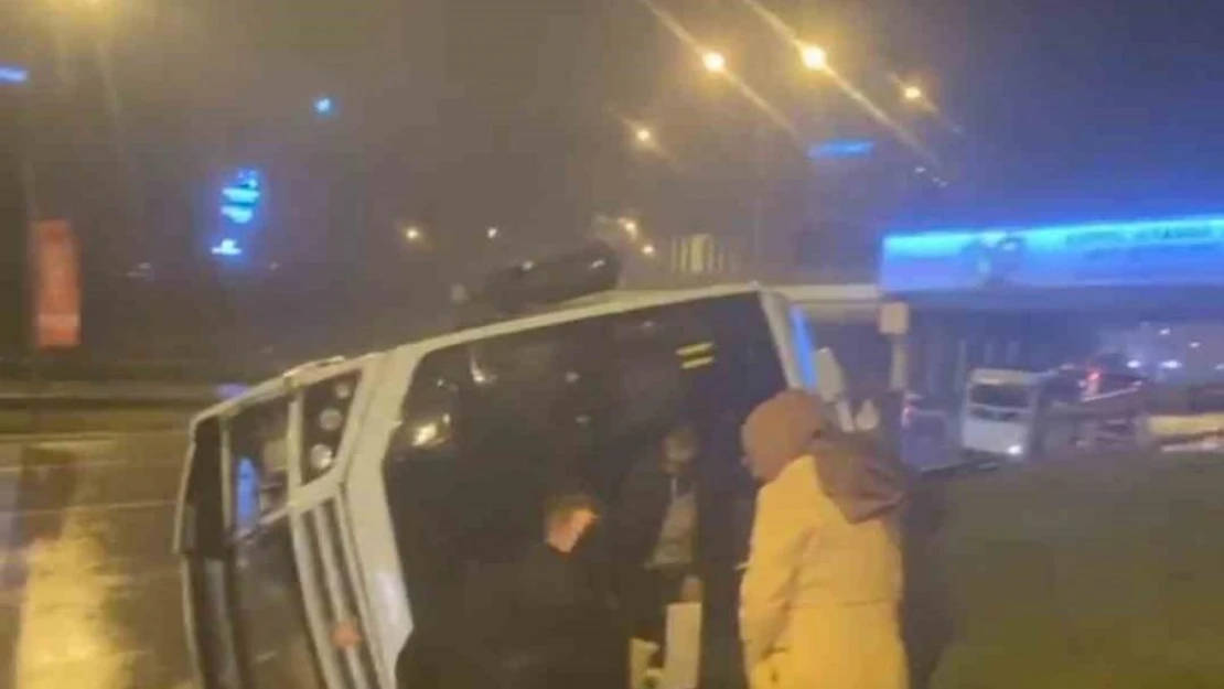 Maltepe'de minibüs yan yattı, vatandaşlar yardıma koştu